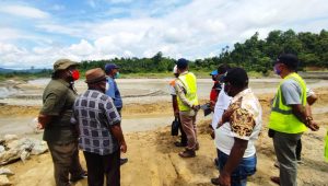 Tinjau Normalisasi Sungai Tami, Komisi IV DPR Papua: Kontraktor Jangan Tunggu Anggaran