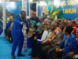 Hadiri Sidang Sinode GKI di Waropen, DPR Papua Serahkan Bantuan Rp 300 Juta