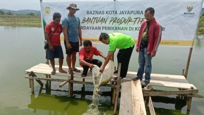 BAZNAS Kota Jayapura Serahkan Bibit Ikan untuk Mendorong Kemandirian Ekonomi Petani