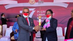 Sekretaris DPRP Terima Piala Juara I Lomba Tarik Tambang Antar OPD Pemprov Papua