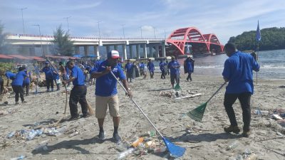 HUT ke 21, Partai Demokrat Papua Bersihkan Pantai Holtekamp