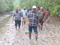 Wakil Ketua I DPR Papua Telusuri Jalan Berlumpur Sepanjang 1 Kilometer di Demba Waropen
