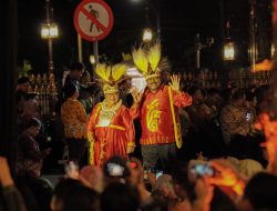 Pj Gubernur Papua Tengah Tampil Anggun Kenakan Batik Motif  Cendrawasih di Fashion Show Istana Berbatik
