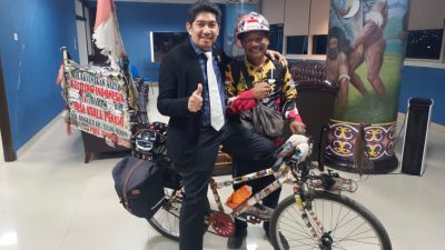 Jhony Roto, Pengayuh Sepeda Keliling Indonesia Bertemu Ketua DPR Papua