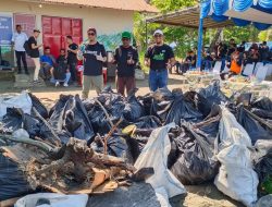 PLN Gerebek Sampah di Pantai Cibery, Beri Bantuan ke Rumah Bakau Jayapura