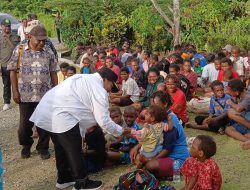 Pj Gubernur Ribka Haluk Disambut Isak Tangis Pengungsi Paniai