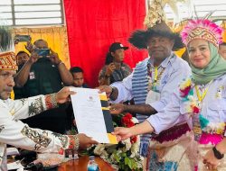 Ribuan Warga Sarmi Antar Dominggus Catue – Jumriati Daftar Calon Bupati dan Wakil Bupati di KPU Sarmi