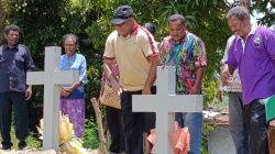 Pilkada Papua: Mathius Fakhiri Ziarah ke Makam Ondofolo dan Penginjil di Sentani