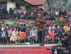 Natal Gabungan, Pj Bupati Puncak Jaya Yopi Murib Ajak Masyarakat Ciptakan Situasi yang Kondusif