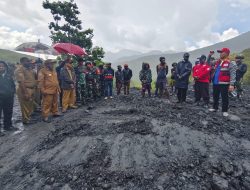 Pj Bupati Puncak Jaya Yopi Murib Tinjau Langsung Kondisi Jalan di Kalome