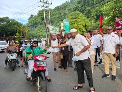 Partai Gerindra Bersama Cagub Papua MDF Bagikan Takjil  