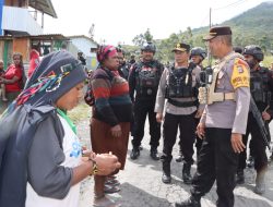 Jelang Sidang PHPU di MK, TNI – Polri di Puncak Jaya Sita Ratusan Alat Perang