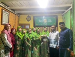 PAC muslimat NU Abepura Dapat Bantuan Kain Seragam