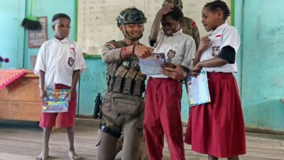 Satgas Ops Damai Cartenz Bagikan Buku untuk Tingkatkan Minat Baca Anak di Intan Jaya