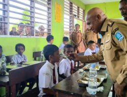 Bupati Biak Numfor Launching SPPG ke-8 dan Bagikan MBG untuk 260 Siswa SD Inpres Sorido