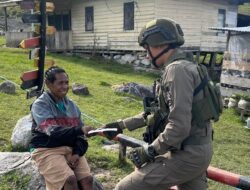 Sentuhan Kemanusiaan di Pos Sinak: Brimob Hadir Menjaga Kesehatan dan Harapan Warga Puncak