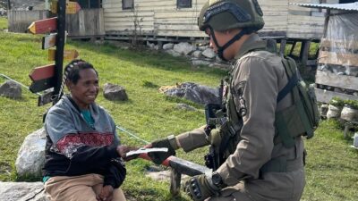 Sentuhan Kemanusiaan di Pos Sinak: Brimob Hadir Menjaga Kesehatan dan Harapan Warga Puncak