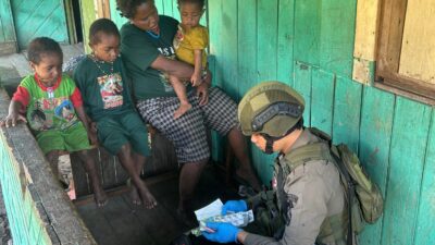 Dibalik Tugas Pegamanan, Brimob adir Menyembuhkan dan Menguatkan Warga Puncak