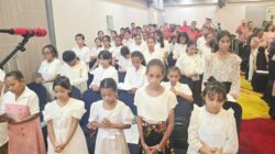Paduan Suara FPC Choir dan SEKAMI Paroki Kristus Terang Dunia Waena Semarakan Natal Jurnalis Papua