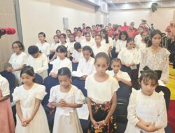 Paduan Suara FPC Choir dan SEKAMI Paroki Kristus Terang Dunia Waena Semarakan Natal Jurnalis Papua