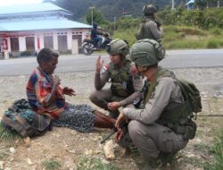 Sentuhan Kemanusiaan Satgas Damai Cartenz di Intan Jaya, Polisi Beri Perawatan Medis Warga