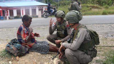 Sentuhan Kemanusiaan Satgas Damai Cartenz di Intan Jaya, Polisi Beri Perawatan Medis Warga