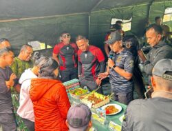 Perkuat Sinergi, Satgas Damai Cartenz dan TNI Rajut Kebersamaan di Puncak Jaya