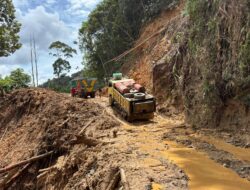 Ratusan Kendaraan Terjebak Longsor di Trans Papua Jayapura–Wamena, BBPJN Papua  Lakukan Evakuasi