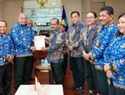 Bawaslu Papua Serahkan Laporan Dana Hibah PSU 2025 kepada Gubernur