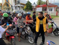Ketua DPR Papua Bersama Sahabat Denny Bonai Bagikan Takjil di Alun Alun Serui, Perkuat Silaturahmi Ramadan
