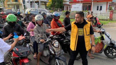 Ketua DPR Papua Bersama Sahabat Denny Bonai Bagikan Takjil di Alun Alun Serui, Perkuat Silaturahmi Ramadan