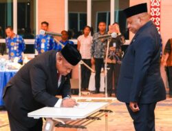 Alibaham Temongmere Dilantik Jadi Komisaris Bank Papua, Gubernur Fakhiri Tekankan Integritas dan Pengawasan Profesional