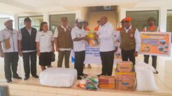 Gubernur Fakhiri Salurkan Bantuan Korban Banjir di Kabupaten Jayapura