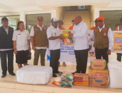 Gubernur Fakhiri Salurkan Bantuan Korban Banjir di Kabupaten Jayapura