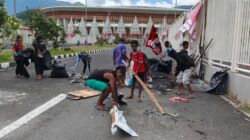 Ratusan Warga dan Pecinta Persipura Bersihkan Stadion Lukas Enembe Pasca Kerusuhan