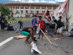 Ratusan Warga dan Pecinta Persipura Bersihkan Stadion Lukas Enembe Pasca Kerusuhan