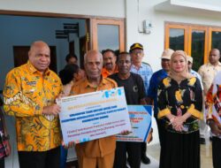 Dorong Industri Lokal, Gubernur Fakhiri Serahkan Bantuan Kelompok Tani Hutan di Sarmi