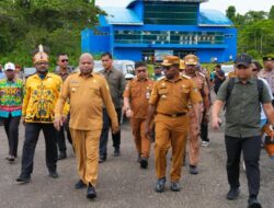 Kunker ke Waropen, Gubernur Fakhiri Tinjau Bandara Botawa 