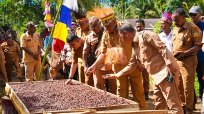 Gubernur Fakhiri Janjikan Dukungan Besar untuk Petani Kakao di Kepulauan Yapen