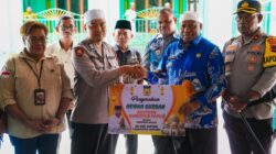 Gubernur Fakhiri Salurkan Sapi Kurban di Supiori, Pesankan Pentingnya Toleransi