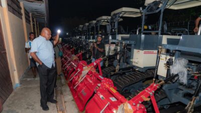 Tinjau Gudang Alsintan, Gubernur Papua Pastikan Dukungan Penuh untuk Cetak Sawah Rakyat