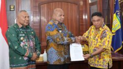 Gubernur Fakhiri Kembali Percayakan Jabatan Pj Sekda Papua kepada Christian Sohilait