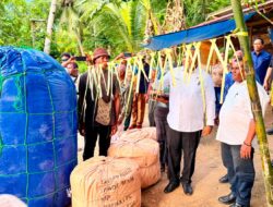 Wagub Papua Serahkan Bantuan Rumpon kepada Nelayan Kampung Mnuswor di Biak Utara