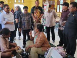 Tinjau Korban Dugaan Keracunan MBG di Depapre, DPR Papua Desak Transparansi dan Investigasi Menyeluruh