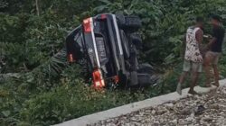 Sopir Kelelahan dan Mengantuk, Mobil Dinas Bupati Biak Numfor Kecelakaan Tunggal di Numfor