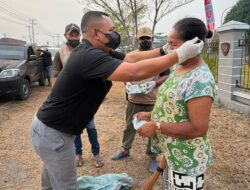 Kabut Asap Makin Pekat, 9 Titik Karhutla di Biak! Johanes Wakum Turun Langsung Bagikan Masker dan Snack ke Warga