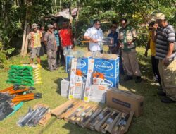 Reses Tahap II, Johanes Markus Wakum Serahkan Bantuan Penataan Tanaman Sagu kepada Kelompok Tani di Biak Numfor