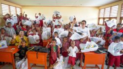 Pertamina Salurkan 105 Paket Perlengkapan Sekolah untuk Murid Prasejahtera di Sentani