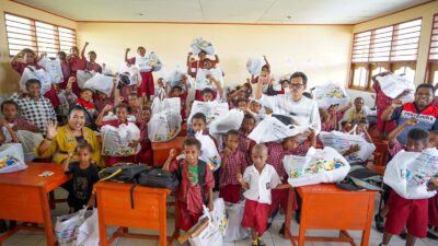 Pertamina Salurkan 105 Paket Perlengkapan Sekolah untuk Murid Prasejahtera di Sentani